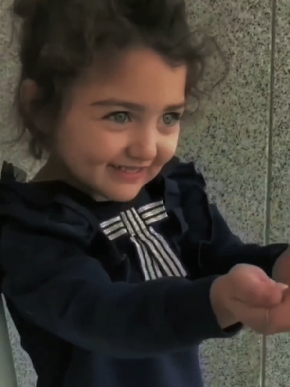 look at her smile 😍🥰 #anahitahashemzade34 #iran🇮🇷 #iraniantiktok #cutebaby #viral 