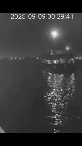 palestine.pixel: Sebuah video baru telah mendedahkan bahawa kapal Sumud, yang sedang menuju untuk memecahkan kepungan di Gaza, diserang dari atas oleh dron Isr4el berhampiran pelabuhan Sidi Bou Said di Tunisia, menyebabkan kebakaran di atas kapal.  Ini bercanggah dengan kenyataan Pengawal Kebangsaan Tunisia, yang mendakwa kejadian itu adalah akibat kerosakan dalaman, manakala serangan berlaku sangat dekat dengan pantai, menunjukkan dron itu dilancarkan dari lokasi berdekatan. @NAZMI @Izati Nur 13 🇲🇾🇵🇸 @Palestine Insight 2 🇲🇾🇵🇸 