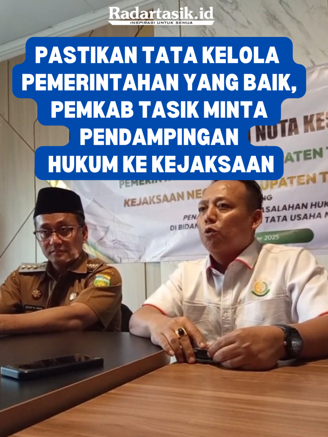 Pastikan Tata Kelola Pemerintahan Yang Baik, Pemkab Tasik Minta Pendampingan Hukum ke Kejaksaan  Pemerintah Kabupaten Tasikmalaya  dengan Kejaksaan Negeri (Kajari) Kabupaten Tasikmalaya menandatangani nota kesepakatan tentang Penanganan Permasalahan Hukum di Bidang Perdata dan Tata Usaha Negara, Senin (8/9/2025).  Kerjasama kesepakatan MoU antara pemerintah Kabupaten Tasikmalaya dengan Kejaksaan Negeri Kabupaten Tasikmalaya tersebut Tujuan utamanya adalah memberikan bantuan hukum, pertimbangan hukum, pendampingan hukum, dan pelayanan hukum kepada Pemda untuk mencegah pelanggaran hukum, memastikan tata kelola pemerintahan yang baik, dan menyelesaikan masalah hukum secara efektif.  Bupati Tasikmalaya H Cecep Nurul Yakin mengatakan pemerintah Kabupaten Tasikmalaya sudah menandatangani nota kesepakatan kerjasama dengan Kejari Kabupaten Tasikmalaya. #kabupaten #tasikmalaya #kejaksaan #radartasikid #fyp 