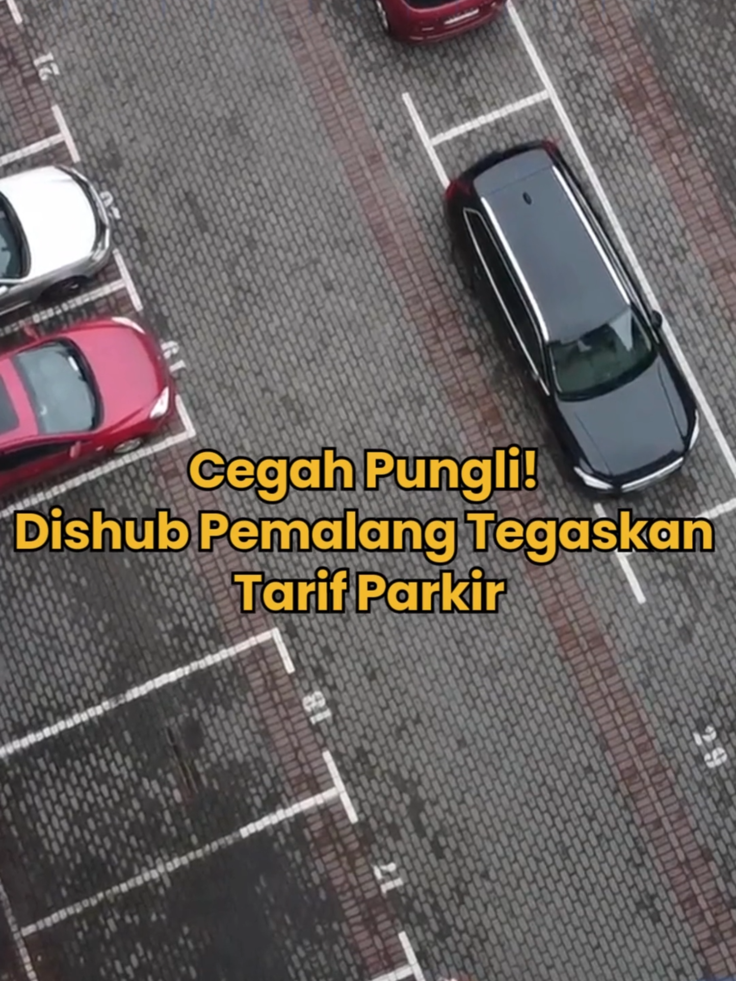 Dinas Perhubungan Kabupaten Pemalang mengimbau masyarakat untuk membayar parkir sesuai tarif resmi yang diatur dalam Perda No. 6 Tahun 2014 tentang Retribusi Jasa Umum. Kepala Dishub Pemalang, Heru Weweg Sambodo, menegaskan bahwa tarif parkir kendaraan di tepi jalan umum belum mengalami kenaikan masih Rp 1.000 untuk motor dan Rp 2.000 untuk mobil. Untuk kendaraan berat seperti mobil barang roda delapan, tarifnya Rp 5.000. Masyarakat diminta tidak memberikan uang lebih dari tarif yang berlaku untuk mencegah pungutan liar. Dishub juga mengingatkan para juru parkir untuk memberikan pelayanan yang baik dan transparan kepada pengguna jasa. Dok : Istimewa Selengkapnya di www.pantura.suaramerdeka.com #suaramerdeka #suaramerdekadaily #suaramerdekanetwork #suaramerdekapantura #beritaterkini #viral #TarifParkir #DishubPemalang #Pungli #Parkir #Pemalang #Perda