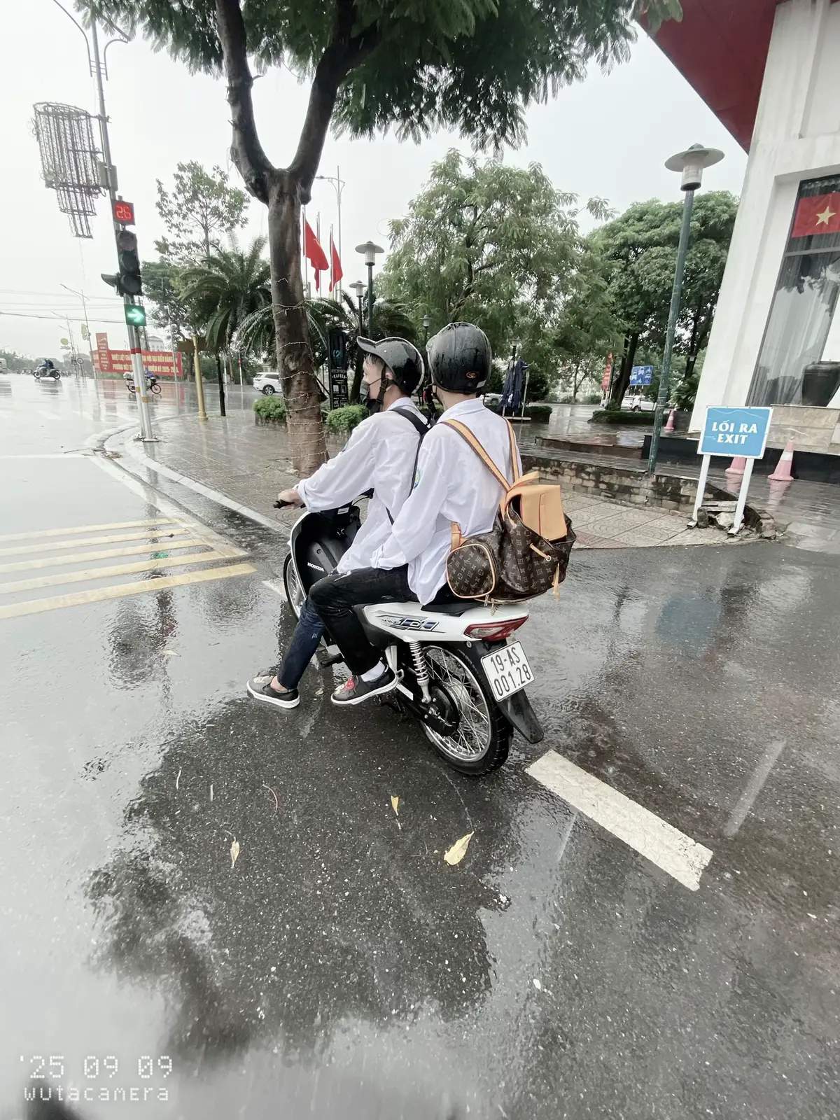 hôm đấy trời mưa a ngã , không trách đường trơn chỉ trách đôi giầy mình nó quá đểu!