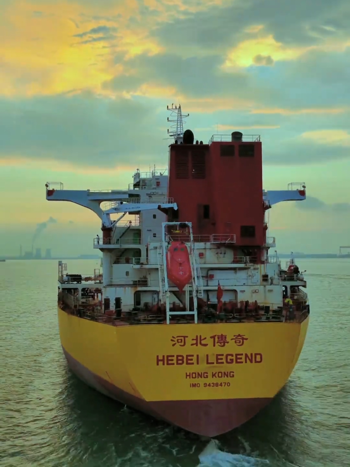 #vessel #marine #transportation  劈江斩浪，巨轮进江！🚢 这一刻，长江为它让路！万吨巨轮如移动的钢铁山脉，破开波浪驶入长江水道！