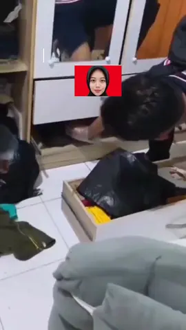 Lelaki tinggal bersama mayat kekasih seminggu, ditahan polis MOJOKERTO – Seorang lelaki 24 tahun ditahan selepas membunuh teman wanitanya dan mengerat tubuh mangsa. Sebahagian potongan disimpan dalam almari, tulang dibuang ke tong sampah. Kes terbongkar selepas penduduk menemui potongan kaki mangsa. Suspek kini ditahan reman dan bakal berdepan tuduhan bunuh.