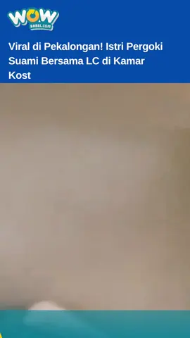 Dunia maya kembali dihebohkan dengan sebuah video viral yang menguras emosi. Diunggah oleh akun TikTok @atikasariyuni pada Senin malam, 8 September 2025, video ini memperlihatkan detik-detik dramatis saat seorang istri memergoki suaminya sedang berada di kamar kost bersama seorang wanita yang diduga kuat sebagai gundik atau LC. Lokasi kejadian disebut terjadi di salah satu kawasan kost yang berada di Kabupaten Pekalongan, Jawa Tengah, dan langsung menyulut reaksi beragam dari warganet. Dalam video yang viral itu, sang istri bukan hanya merekam perselingkuhan yang ia saksikan sendiri, tetapi juga menuliskan curahan hati yang bikin merinding. Berikut kutipan lengkap yang menyayat hati: “Terima kasih mba, terima kasih tuan. Aku gagal menjadi istri yang baik dan kalah dengan wanita yang model sana sini mau. Tapi aku tidak gagal menemanimu di masa sulitmu. Selamat menikmati duniamu tanpa wanita seperti aku lagi. Semoga kalian sehat dan bahagia selalu ya.” #wowbabelmedia #wowbabelnews #pekalongan 