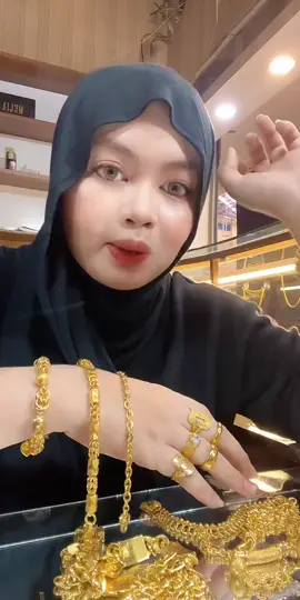 Gelang tersanjung lilit ular lapis emas 24k ini aman dipakai sehari-hari! Bahannya tembaga berlapis emas, bisa disepuh ulang.