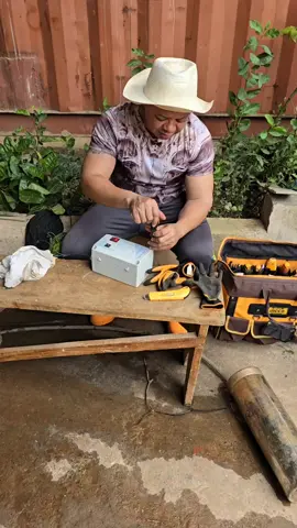 O MEU COLABORADOR INFORMOU-ME QUE A ELECTROBOMBA AVARIOU, PORQUE O QUADRO ESTAVA SEMPRE A DESLIGAR. SE EU NÃO FOSSE CURIOSO, A MIXA IRIA PARA UM TÉCNICO.  CONSEGUIMOS MAIS UMA POUPANÇA DE DINHEIRO QUE FOI ALOCADO PARA SEMENTES. RECOMENDO A TODO O HOMEM SER O POLÍMATA DA SUA CASA E EMPREENDIMENTO, DE FORMA A PERCEBER OS PROCEDIMENTOS OPERACIONAIS. DESEJO-VOS UMA TERÇA-FEIRA ABENÇOADA!