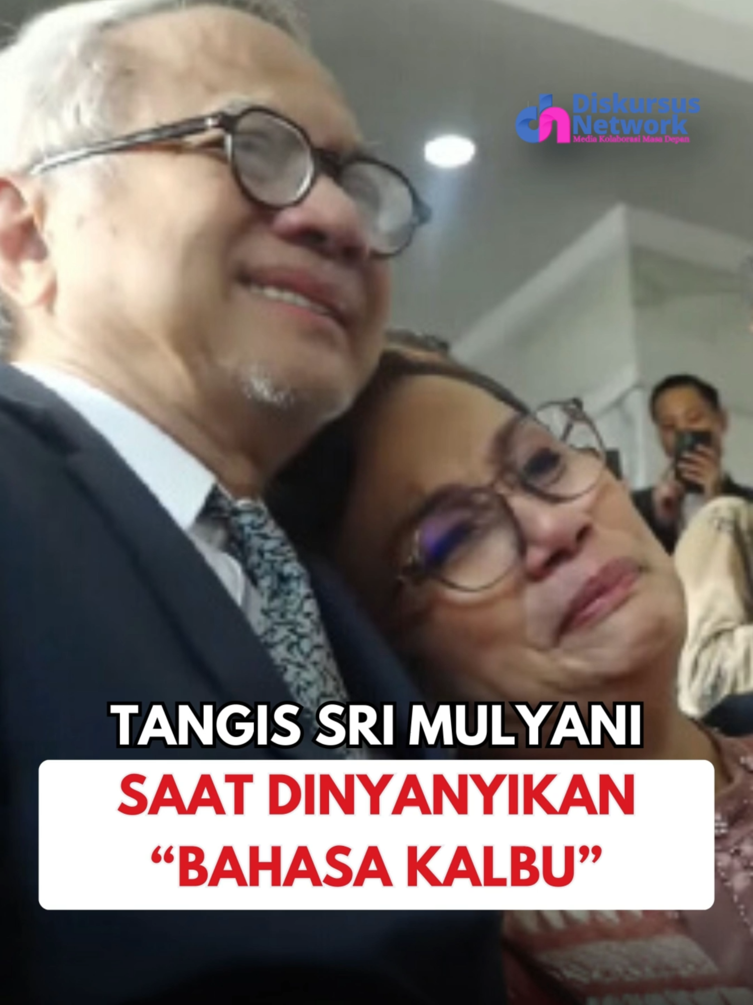 Sri Mulyani Indrawati yang resmi mundur dari jabatan Menteri Keuangan gak kuasa nahan air mata ketika staf Kemenkeu bawain lagu “Bahasa Kalbu”. Lagu yang penuh makna itu seolah jadi ungkapan hati seluruh jajaran buat sosok Sri Mulyani. Suasana kantor berubah syahdu, banyak yang ikutan terharu lihat Sri Mulyani berkaca-kaca. Perpisahan ini bukan sekadar seremonial jabatan, tapi momen melepas sosok yang udah jadi bagian sejarah keuangan RI. #SriMulyani #KementerianKeuangan #PamitSriMulyani