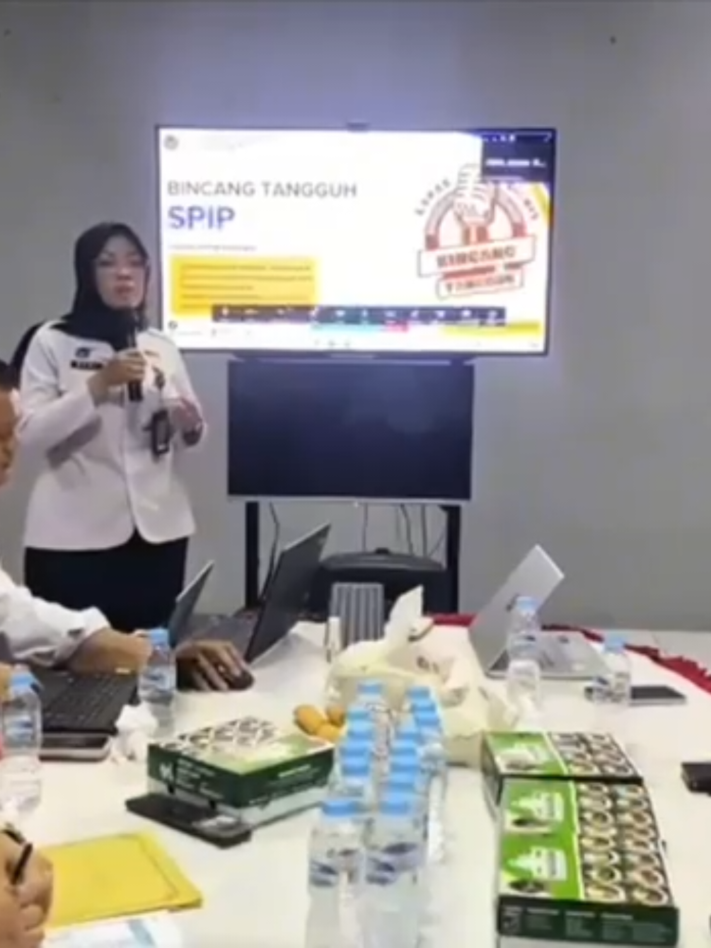 Konsisten Wujudkan Pengendalian Internal, Lapas Ciamis Gelar Sosialisasi dan Pemantauan SPIP Terintegrasi Triwulan III Sampurasun #SobatLACI 👋✨ Lapas Kelas IIB Ciamis terus berkomitmen menjaga tata kelola yang transparan, akuntabel, dan bebas dari penyimpangan. Hari ini, Kamis (04/09/2025) ilaksanakan Sosialisasi Sistem Pengendalian Intern Pemerintah (SPIP) yang disampaikan oleh Ketua Tim Satgas SPIP, Sani Siti Aisyah dan dipandu langsung oleh Ketua Satgas SPIP secara hybrid. Kegiatan ini dirangkaikan dengan Pemantauan Penyelenggaraan SPIP dan Pemantauan Penerapan Manajemen Risiko Triwulan III Tahun 2025, yang dilaksanakan sesuai dengan Pedoman Menteri Imigrasi dan Pemasyarakatan Nomor MIP-OT.02.02-20 Tahun 2025 tentang Pedomana Sistem Pengendalian Intern Pemerintah (SPIP) di lingkungan Kementerian Imigrasi dan Pemasyarakatan. Dalam arahannya, Kalapas Ciamis, Supriyanto, menegaskan bahwa pemahaman SPIP terintegrasi serta manajemen risiko menjadi kunci dalam menjaga kualitas tata kelola dan pelayanan publik. Hal ini juga menjadi langkah nyata mendukung Reformasi Birokrasi dan Pembangunan Zona Integritas. Dengan sinergi dan komitmen bersama, Lapas Ciamis siap membangun pemasyarakatan yang profesional, bersih, dan melayani. 💪🇮🇩 #Kemenimipas #Kanwilditjenpasjabar #Lapasciamis #guardandguide 