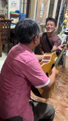 When a busker tries to play “Sebelah Mata” by @Efek Rumah Kaca and gets a tutorial straight from the song’s composer. #efekrumahkaca