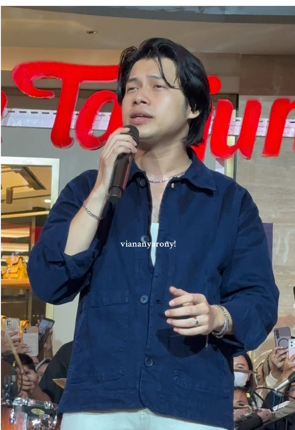 Selain penyanyi, rony tuh juga guru vocal iya, pelawak iya, pacar para wanita jomblo iya, apalagi? semua serba bisa dia mah😝 Tak Ada Ujungnya — Rony Parulian (@Rony Parulian) 📍Specta Gold Bunga Tanjung Semarang #ronyparulian #tays #wer1 #fyp #viral 