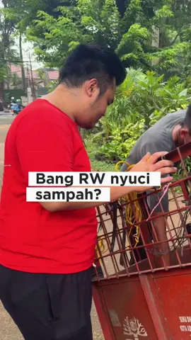 Bang RW dan petugas kebersihan mencuci gerobak sampah supaya bersih #fyp #sampah #rwgenz #pressurewashing #genz 
