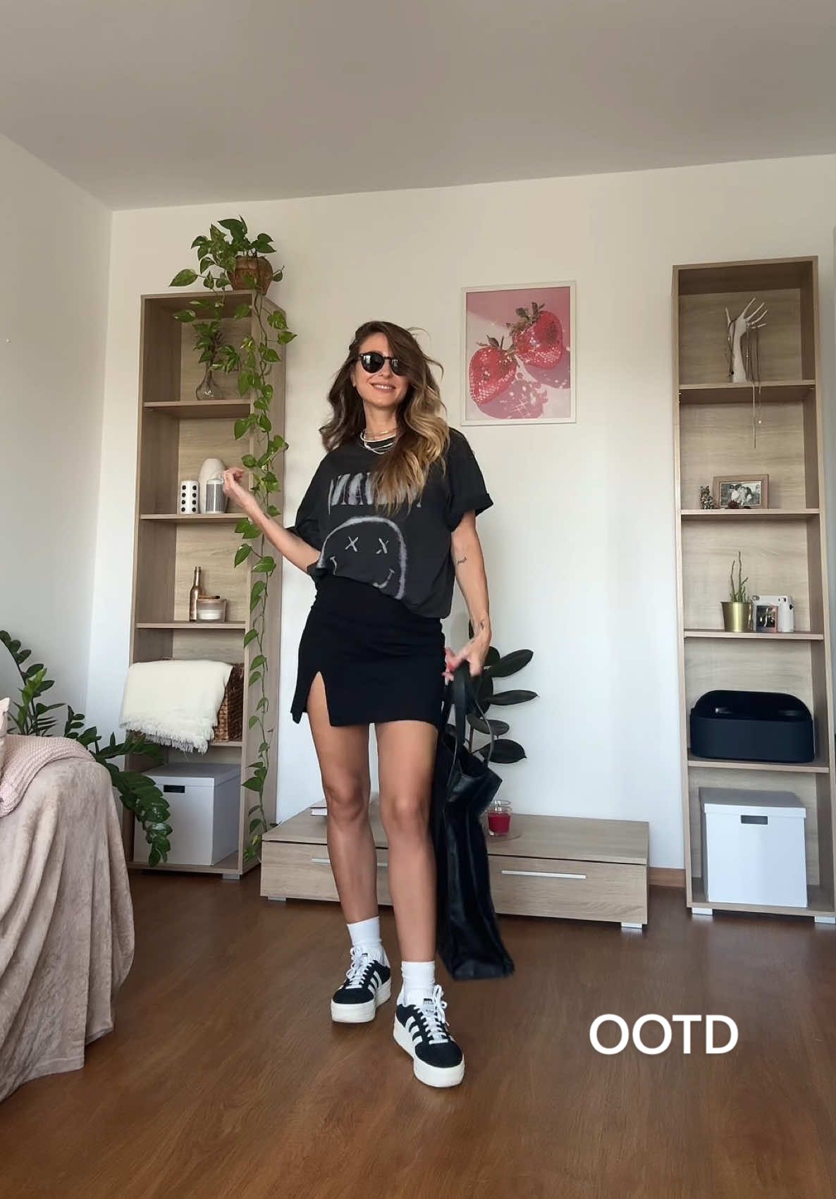 Am promis că port șosete dacă-mi ziceți voi că e ok, așa că iată, port șosete 🤭 #OOTD #fy #fyourpage 
