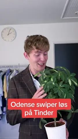 Med studiestarten bliver Odense et naturligt samlingspunkt for unge – og et af de mest aktive steder at søge nye forbindelser i Danmark. Det viser nye data fra Tinder. Når tusindvis af unge i disse uger flytter til nye byer for at begynde på studiet, betyder det ikke kun nye fag og nye klassekammerater – det betyder også nye muligheder på Tinder. Og det kan ses på aktiviteten i den populære app. På Syddansk Universitet er der netop optaget 4.415 nye studerende, og mange af dem søger nye forbindelser. Odense er nemlig blandt de fem mest populære byer at like i hele landkortet – og slår både Aalborg og Roskilde. Data viser også, at de fem byer, hvor danskerne i øjeblikket bruger Tinder Passport-funktionen mest, alle er klassiske universitetsbyer: 1) København, 2) Aarhus, 3) Odense, 4) Aalborg og 5) Roskilde. #dating #danmark #tv2fyn #kærlighed #sommer 