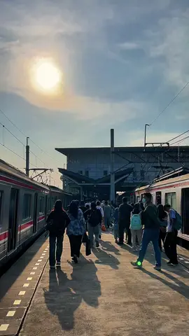 Stasiun Cikarang . Video nya boleh kalian ambil tanpa syarat, gausah Folow. #mediawb #foryou #cikarang #fyp #stasiuncikarang 