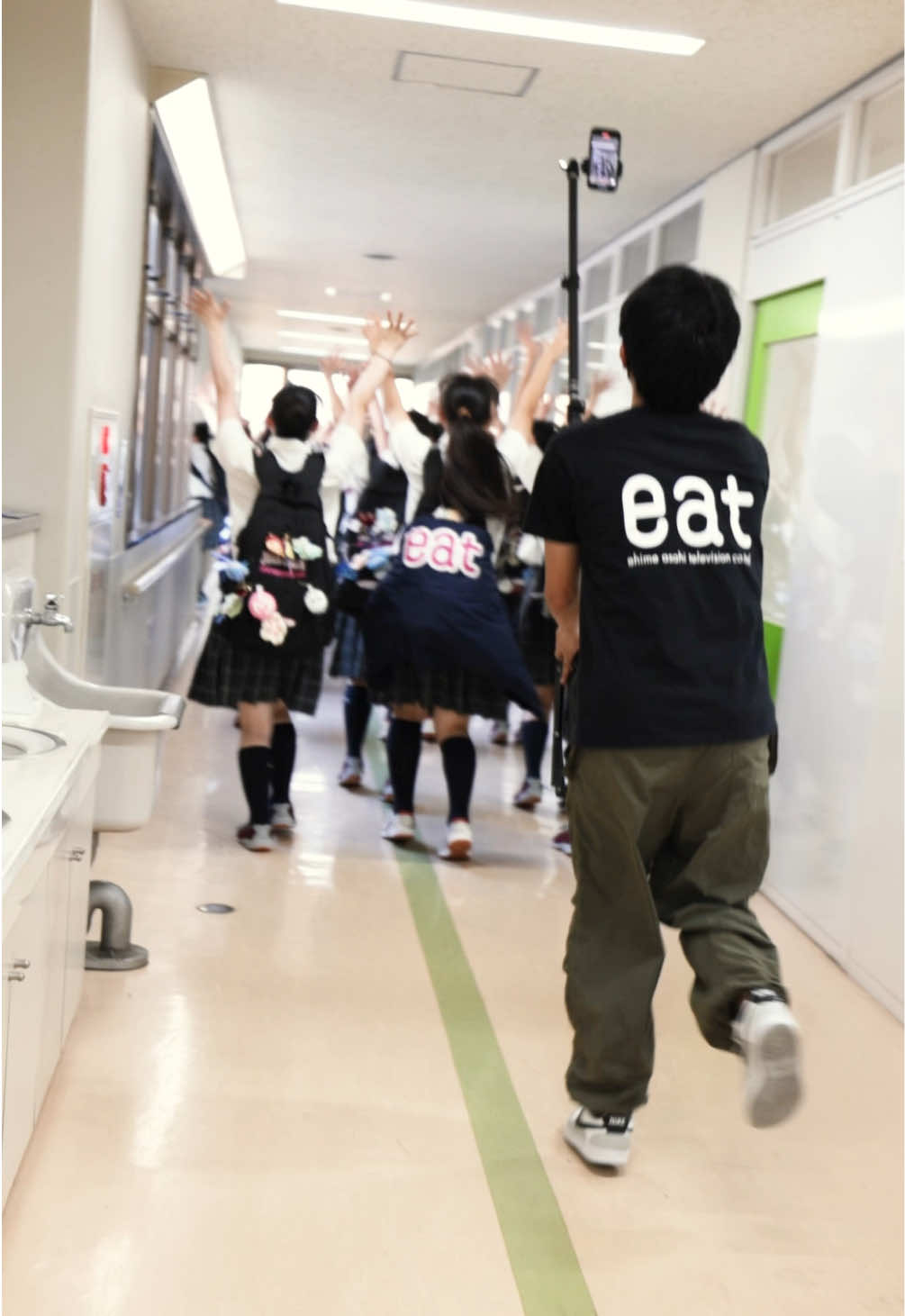 @萌香に返信 いつも通りな#カメラマン with@実践学園高等女子ダンス部 #rockthatbody#背中界隈#撮影の裏側 