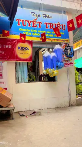 Khách iu đợi tụi em chút 😆 hướng nội nên nhảy vậy thôi ☺️ #taphoatuyettrieu #viraltiktok #trend #nhảytrend #trendingsong 