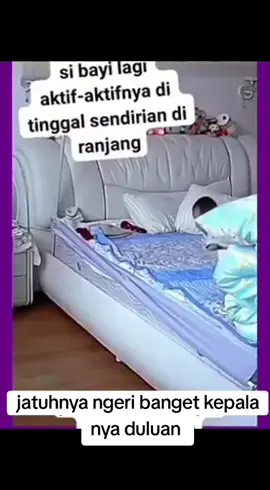 saran untuk para orang tua kalau ank tidur lalu ditinggal sendirian harus ny kasur lapis 1 saja jgn seperti ini #baby #balita #anak 