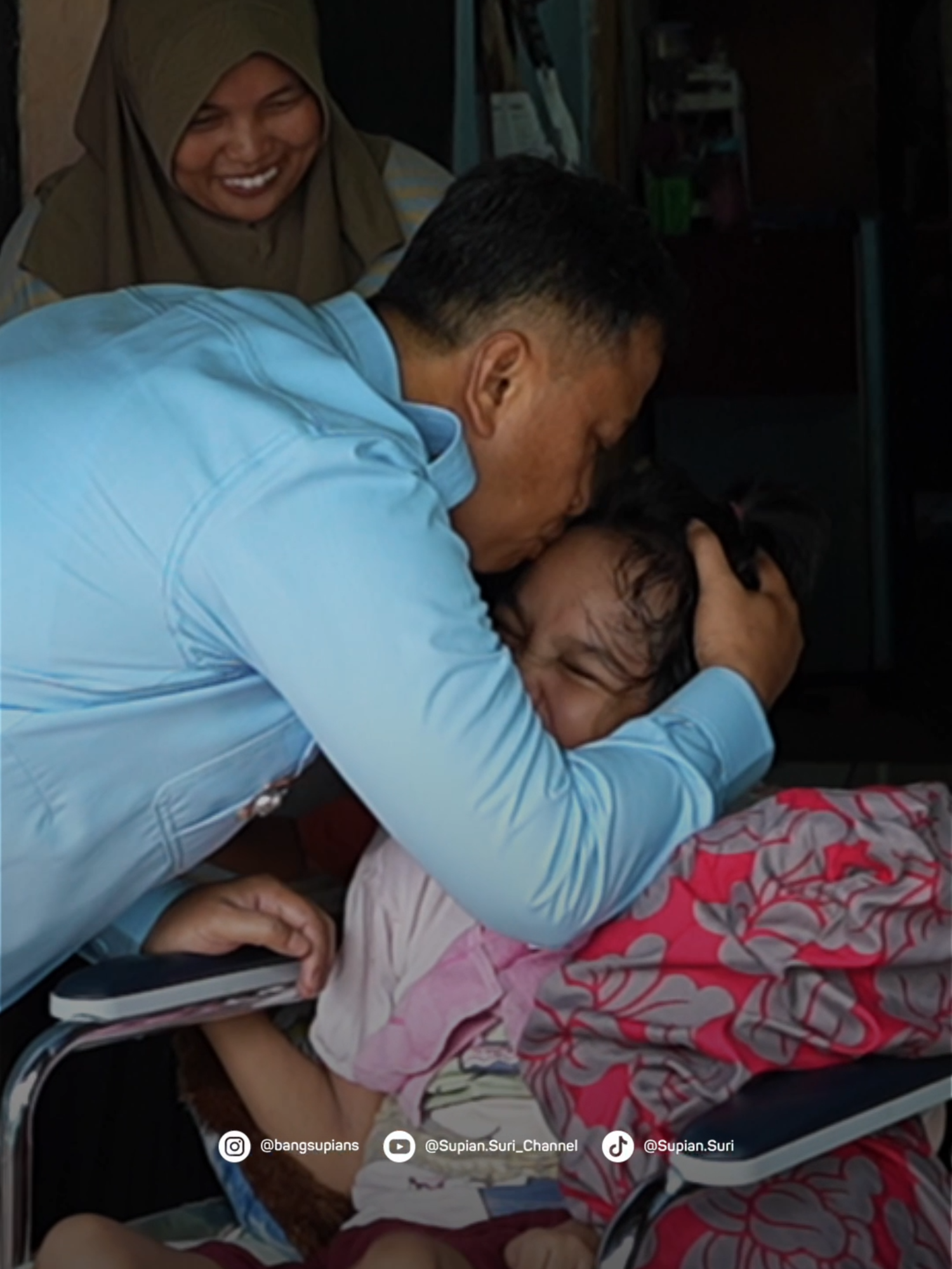 Bertemu bapak Nimin yang kondisi rumahnya cukup mengkhawatirkan. Insya Allah melalui program bantuan RTLH @pemkotdepok akan melakukan renovasi serta bantuan medis untuk anggota keluarganya yang membutuhkan. #SupianSuri #SS #BangunDepokSamaSama #depok #walikota