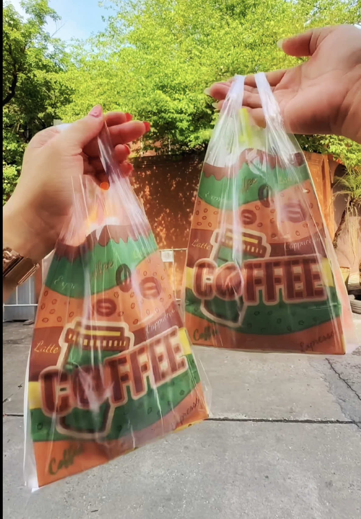 Pop off queen 👑 She’s a diva, she’s an icon, she’s Auntie Nid making her TikTok famous Thai tea! #thaitea #milktea #bangkok #thailand #trending 