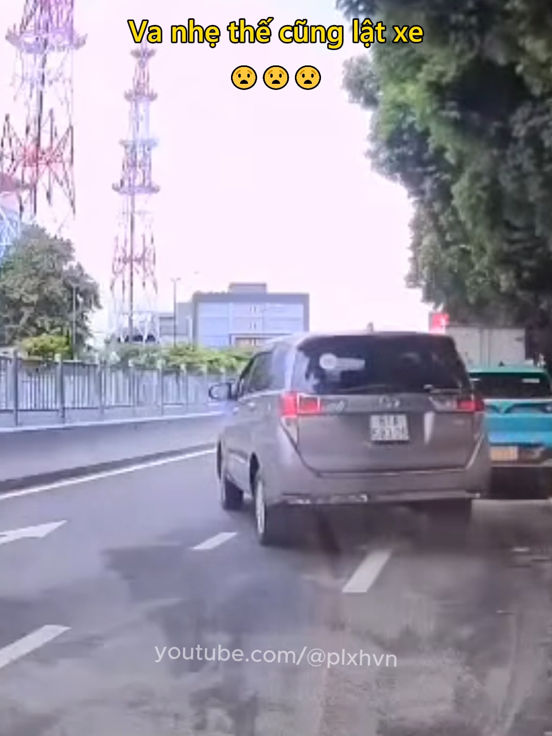 Va nhẹ thế cũng lật xe 😧 #giaothong #antoangiaothong #laixeantoan #tainangiaothong #plxhvn #phapluatxahoi