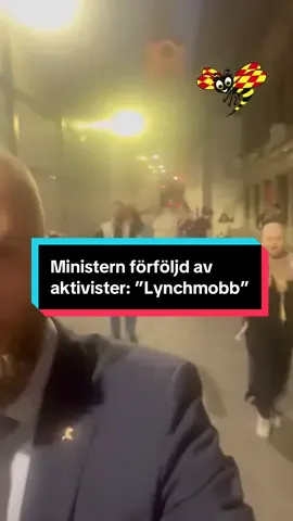 I den här videon ser man hur Palestinaaktivister följer efter Carl-Oskar Bohlin, som är minister för civilt försvar, när han är på väg hem från riksdagen. Aktivisterna skriver bland annat ”shame on you” och att det pågår ett folkmord. Ministern filmade händelsen och lade upp klippet på x, där det väckt starka reaktioner. Ulf Kristersson skriver i ett uttalande: ”Jag har ett budskap i kväll till Palestina-aktivisterna i Stockholm: Sverige är en demokrati och ni får gärna uttrycka er åsikt om Mellanöstern. Men sluta omedelbart att hota svenska politiker. Jag förväntar mig nu att alla partier och alla partiledare omedelbart tar avstånd från de pöbelfasoner som Carl-Oskar Bohlin blivit utsatt för i kväll”.  Magdalena Andersson kallar händelsen för ”oacceptabel” och får medhåll från flera poltikerkollegor. Carl-Oskar Bohlin säger i en intervju med P1 Morgon att han kände sig hotad, men att han ännu inte bestämt sig för om han ska polisanmäla händelsen eller inte. På tisdagen kom beskedet att polisen kommer att utreda händelsen oavsett. – Polisen i region Stockholm tog del av inlägget och med anledning av uppgifterna så inleddes en brottsutredning med rubricering ofredande, säger Rebecca Landberg, vid polisen. Reporter: Kristin  Södrén Sjögren #Nyheter #Expressen #Nyheter #Expressen