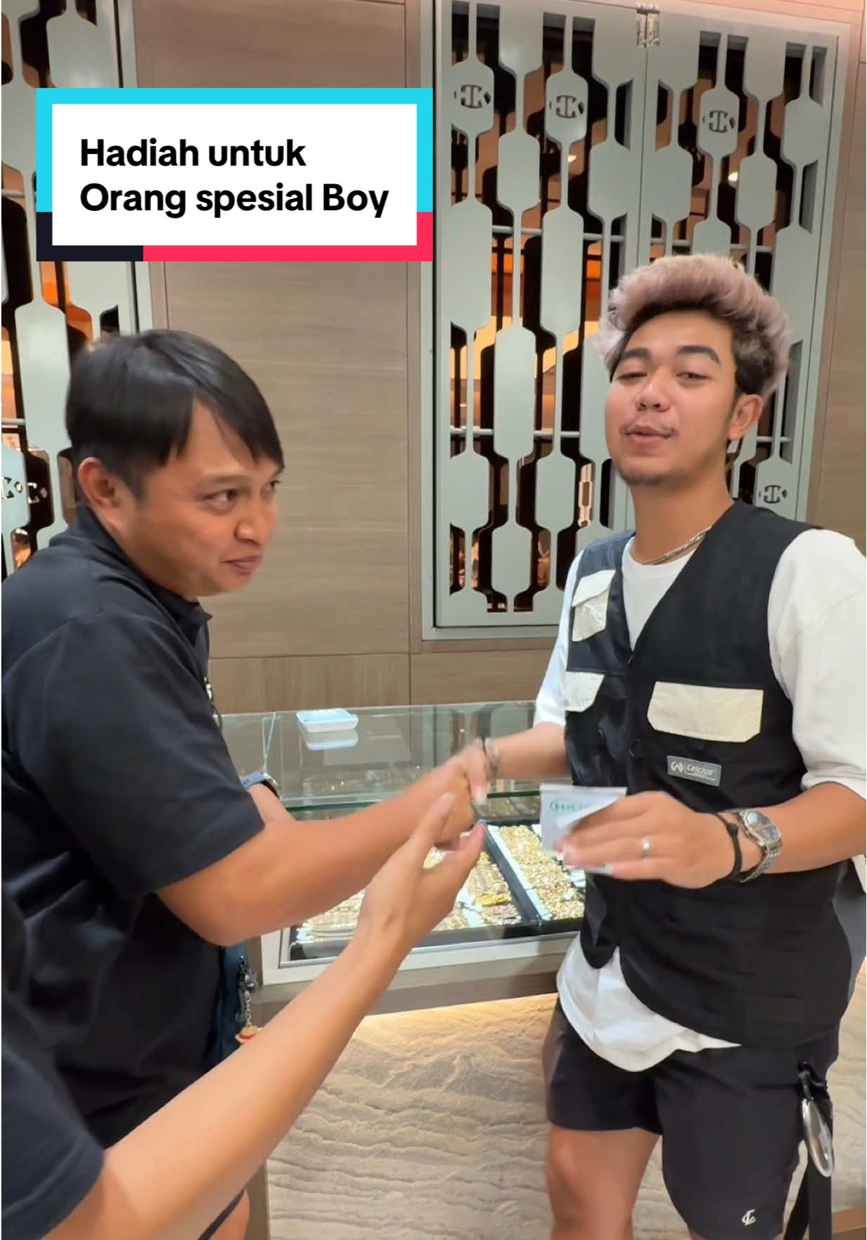 Beli hadiah untuk orang “spesialnya” Boy 🎁