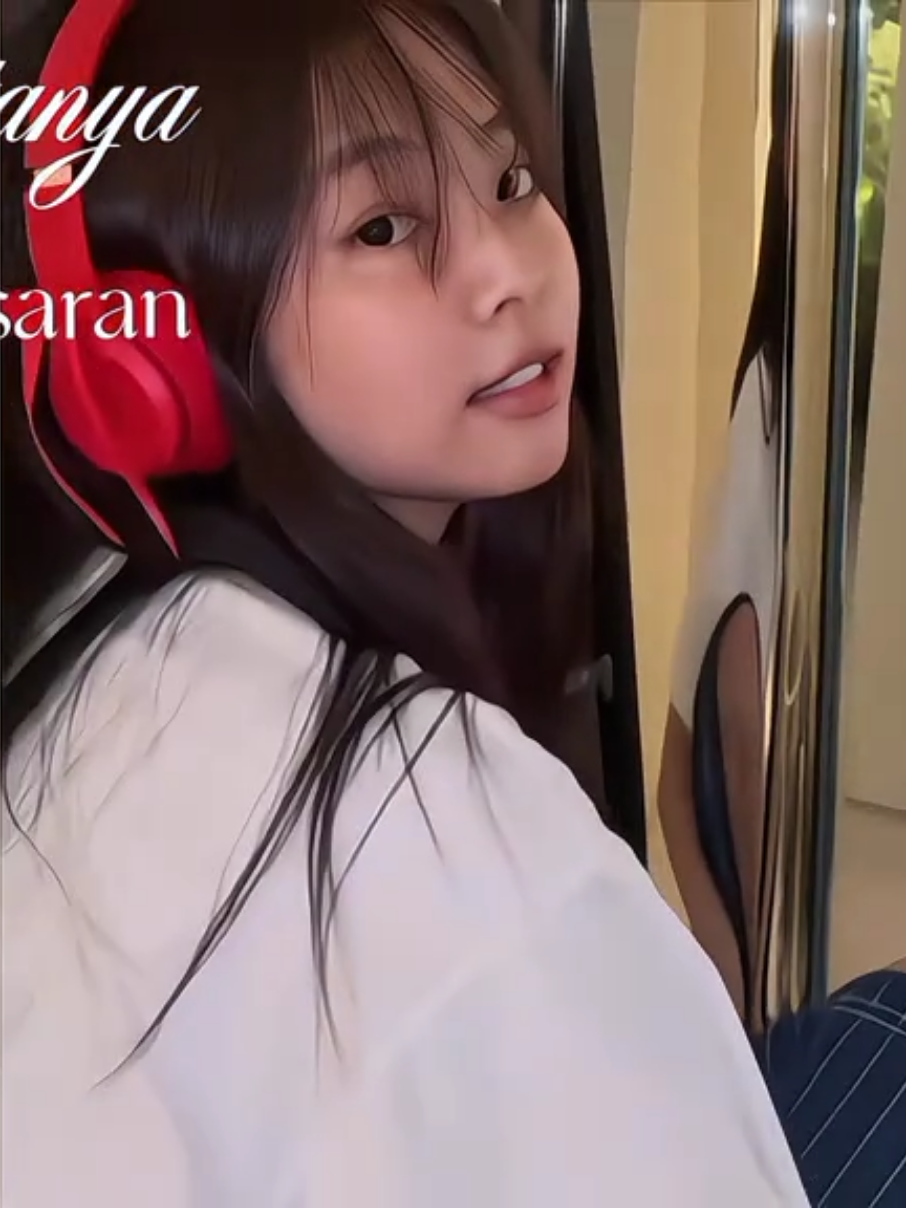 she's iconic? 👀   #taennie #taehyung #jennie #4u 