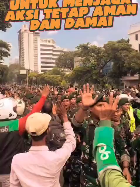 Tni Hadir Untuk Menjaga Aksi Tetap Aman Dan Damai TNI hadir di setiap aksi massa dengan sikap netral dan profesional, memastikan masyarakat dapat menyampaikan aspirasi secara aman, tertib, dan damai. Prajurit ditempatkan di titik strategis untuk mencegah kericuhan, sekaligus menjaga fasilitas publik serta objek vital negara. #TNINetralProfesional #AksiAmanDamai #TNIUntukRakyat #TNIPenjagaPersatuan #demotertibaman