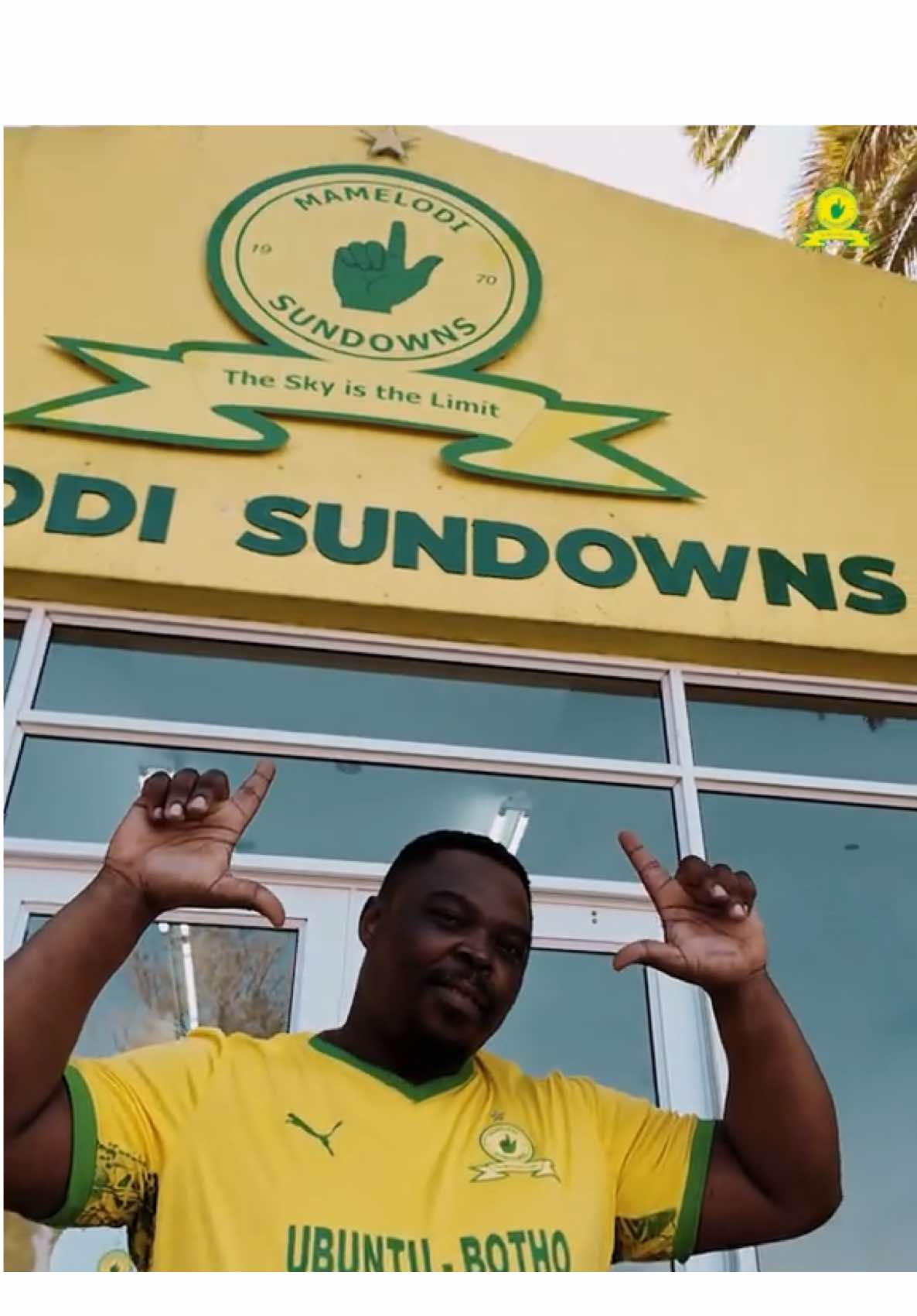 From cheering for Sundowns at just 8 years old to stepping inside our head office! 🙌 Actor Siyabonga Shibe has been a Sandawana for years, and now he gets to experience our home firsthand! 💛👆 Click the link in our bio to watch the full video on our YouTube Channel 📲  #Sundowns #AreyengMasandawana