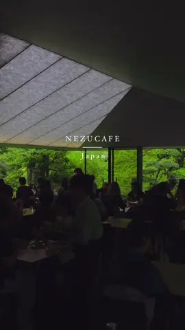 통창에 비친 짙은 녹음(綠陰)과 싱그러운 여름 풍경을 즐길 수 있는 공간☕️ - 통창으로 즐길 수 있는 탁 트인 싱그러운 여름 풍경과 짙은 녹음(綠陰)🌿🖼️ - 건축가 쿠마 켄고가 설계한 미술관 건물과 정원의 조화로움🪴🏛️ - 차분하고 평온하고 좋은 분위기✨ - 맛있는 디저트와 커피 메뉴들☕️🍰 📍NEZU CAFE 🔎〒107-0062 東京都港区南青山６丁目５−1 🗓️10:00 - 16:30, 월요일 휴무 #도쿄여행 #도쿄카페 #도쿄 #根津美術館 #nezumuseum 