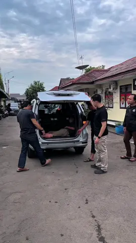 Pelaku p*mbnh*an Keluarga Syaroni saat tiba di Mako Polres Indramayu. Tidak ada kejahatan yang sempurna! #resmobpolresindramayu #polresindramayu #poldajabar #resmob 