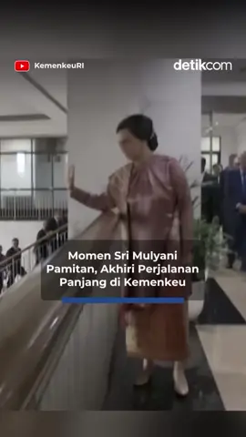 Sri Mulyani resmi menyerahkan jabatannya sebagai menteri keuangan (menkeu) kepada Purbaya Yudhi Sadewa. Proses sertijab dilakukan di Aula Mezzanine, Gedung Djuanda 1 Kementerian Keuangan di Jakarta Pusat, Selasa (9/9/2025). Sejak 5 Desember 2005, Sri Mulyani memulai perjalanan panjangnya sebagai Menteri Keuangan. Hampir dua dekade mengabdi, ia empat kali dipercaya memegang jabatan yang sama, mulai dari era Presiden Susilo Bambang Yudhoyono, hingga kembali dipilih di kabinet Presiden Joko Widodo dan Presiden Prabowo Subianto. Tak hanya di dalam negeri, kiprahnya pun diakui dunia. Dari gelar Best Minister in the World hingga penghargaan internasional lainnya, Sri Mulyani tercatat sebagai sosok perempuan Indonesia yang berpengaruh di panggung global. Baca berita selengkapnya hanya di detik.com ! Creator: Risa #detikcom #srimulyani #menterikeuangan #kemenkeu #reshuffle #menkeu