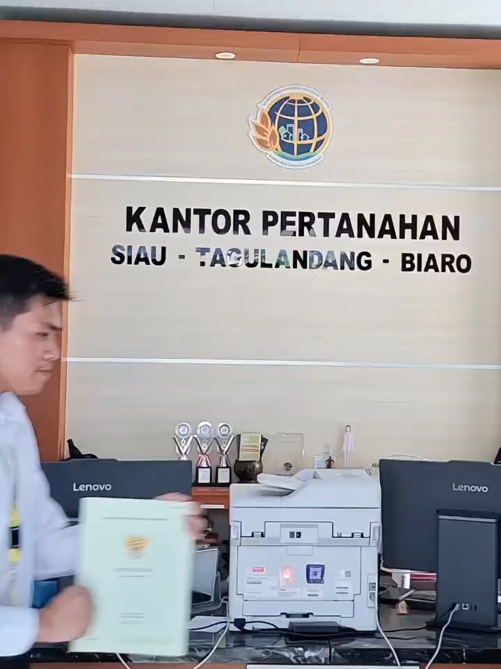 📢 Kabar Baik dari Kantor Pertanahan Kabupaten Kepulauan Siau Tagulandang Biaro Dalam rangka mendukung program transformasi digital pertanahan, kini telah dibuka layanan Alih Media Sertipikat Analog menjadi Sertipikat Elektronik. Dengan sertipikat elektronik, data pertanahan Anda menjadi lebih aman, modern, mudah diakses, serta minim risiko kehilangan atau kerusakan fisik. ✨ Keuntungan sertipikat elektronik: ✅ Lebih praktis dan efisien ✅ Data tersimpan secara digital dan terintegrasi ✅ Memberikan kepastian hukum yang sama dengan sertipikat analog 📌 Syarat Dokumen yang perlu disiapkan: 1. Fotokopi sertipikat asli  2. Fotokopi KTP pemegang hak 3. Fotokopi Kartu Keluarga (KK) 4. Surat kuasa (apabila dikuasakan) 5. Dokumen pendukung lain sesuai kebutuhan pemeriksaan berkas 💡 Mari segera manfaatkan layanan ini dan bersama kita wujudkan tata kelola pertanahan yang modern, transparan, dan terpercaya. 📍 Informasi lebih lanjut dapat diperoleh langsung di Kantor Pertanahan Kabupaten Kepulauan Siau Tagulandang Biaro. #ATRBPN  #SertipikatElektronik  #AlihMedia  #KantahSitaro  #PelayananDigital