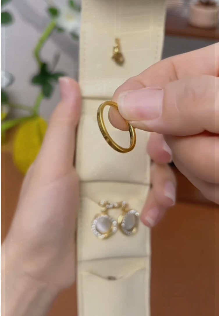 W9 เมื่อออกไปข้างนอก ให้เก็บเครื่องประดับไว้ในกระเป๋าเก็บของใบเล็กใบนี้ แต่ละชิ้นมีช่องเก็บของแยกกัน ป้องกันการพันกัน และยิ่งเก็บก็ยิ่งสว่างขึ้น!