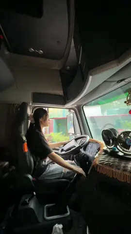 Nhà e nghèo đã thế còn mặc quần rách, thì biết lấy tư cách gì để quen anh ..!