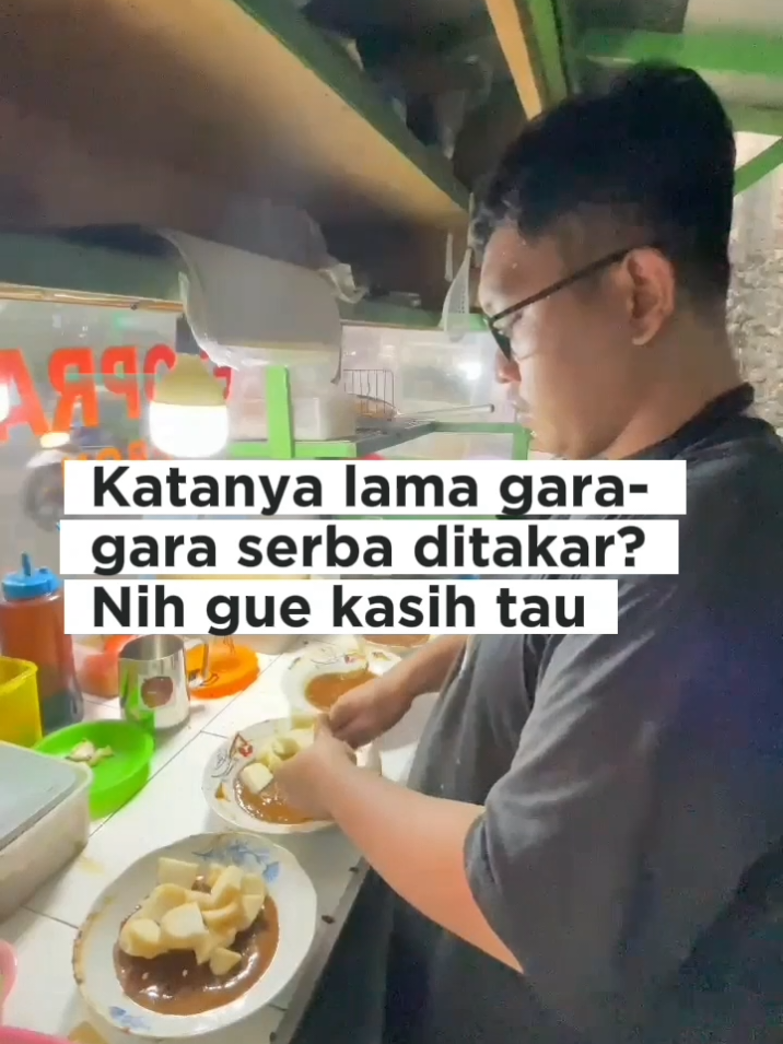Membalas @galihprasetio7383  Di sini nggak ada yang asal cemplung. Setiap bumbu ditakar presisi, biar rasa nggak pernah ngaco. Kalau mau enak dan konsisten, ya di sini tempatnya. ❓ Mending nunggu bentar dapet rasa juara, atau cepet tapi zonk?? 🤫 🔥 Tag temen kamu yang suka komplain 🍜 Follow @ketopraktabrakrasa buat ngerasain bedanya  yang nunggu rela antri, yang nyoba ketagihan. 📍 Katomas - Tigaraksa, Tangerang #ketopraktabrakrasa #BikinNagihBukanAsalJadi #KetoprakMedok #ketoprakviral  #fypindonesia 