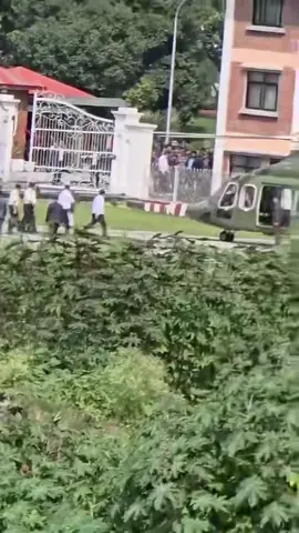 सेनाको हेलिकप्टर चढेर प्रधानमन्त्रीकेपी ओली बालुवाटारबाट भागेका छ्न ।
