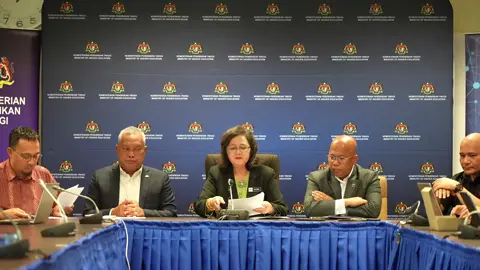 Bagi menjawab dakwaan seorang calon STPM yang telah membuat pengaduan kepada seorang ahli parlimen, beliau telah berjaya ditawarkan program Sarjana Muda Pengurusan Dengan Kepujian (Strategi & Organisasi/ Pemasaran/ Kewangan/ Operasi/ Perniagaan Antarabangsa/ Kewangan Islam/ Analitik Perniagaan) di sebuah universiti penyelidikan terkemuka negara yang juga merupakan pilihan ke-5 beliau sendiri. Walaupun beliau mendapat PNGK 4.00 dalam STPM dan markah kokurikulum 9.90 yang menjadikan merit beliau adalah 99.90%. Ranking permohonannya dalam program-program perakaunan yang dimohon adalah seperti berikut: i. UM - permohonan yang layak adalah 2,291 orang dengan seramai 1,127 orang memperolehi merit 100%. Calon berada di kedudukan 1,129 dan UM menyediakan 85 tempat untuk diisi. ii. UPM - permohonan yang layak adalah 4,154 orang dengan seramai 1,718 orang memperolehi merit 100%. Calon berada di kedudukan 1,724 dan UPM menyediakan 100 tempat untuk diisi. iii. UUM - permohonan yang layak adalah 2,595 orang dengan seramai 1,282 orang memperolehi merit 100%. Calon berada di kedudukan 1,288 dan UUM menyediakan 350 tempat untuk diisi. iv. UTM - permohonan yang layak adalah 2,292 orang dengan seramai 1,060 orang memperolehi merit 100%. Calon berada di kedudukan 1,062 dan UTM menyediakan 55 tempat untuk diisi. Dalam hubungan ini, calon telah ditawarkan tempat berdasarkan pencapaian merit dan pilihan program yang dipohon, sama seperti calon-calon yang lain. #UPU #university #online #zambryabdulkadir #UM @ZambryAbdKadir @Ahmad Zahid Hamidi @Kementerian Pengajian Tinggi 