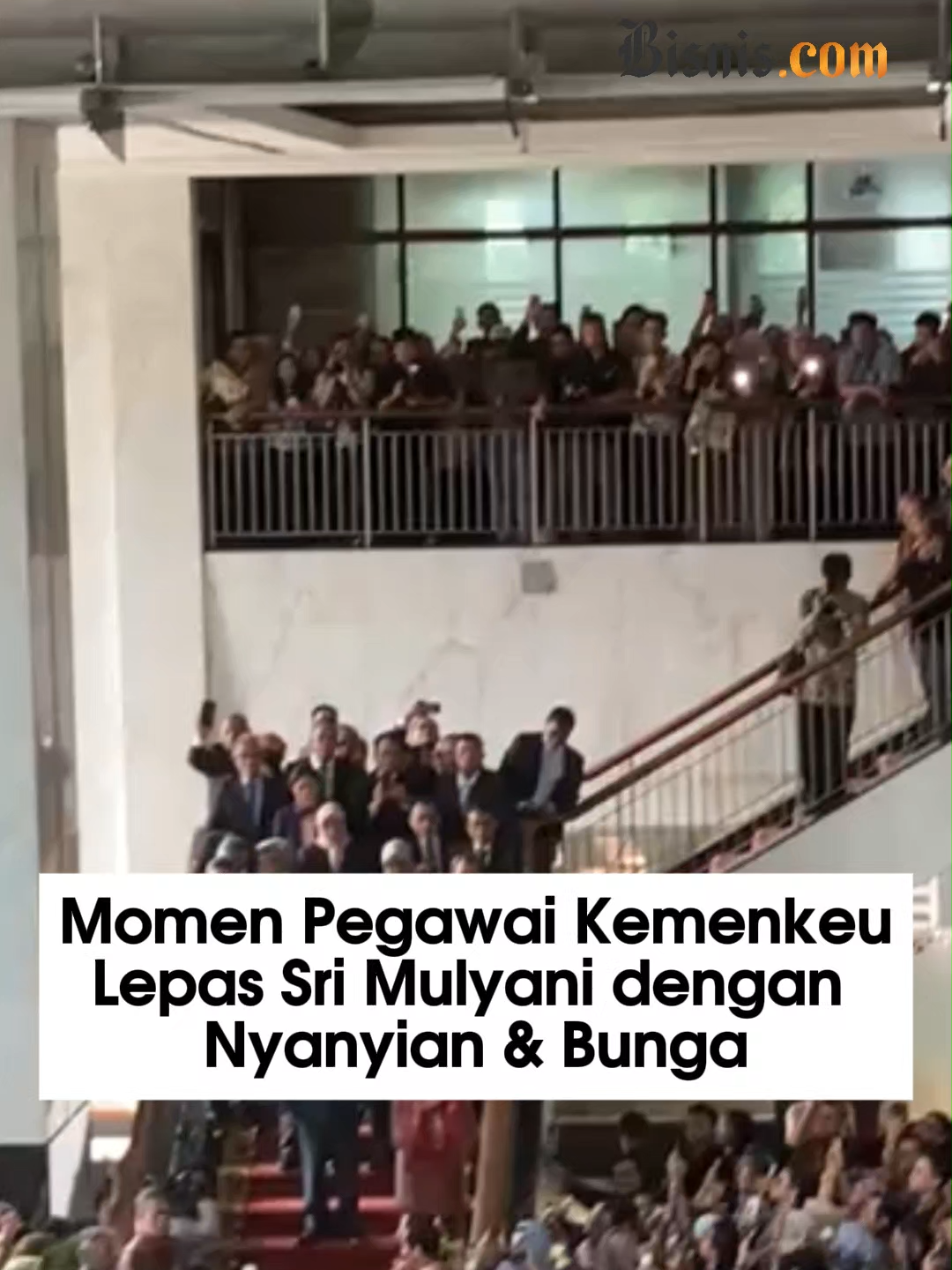 Para pegawai hingga pejabat Kementerian Keuangan (Kemenkeu) melepas Sri Mulyani Indrawati setelah resmi menyerahkan jabatannya sebagai Menteri Keuangan (Menkeu) kepada Purbaya Yudhi Sadewa. Sri Mulyani bersama dengan suaminya diberikan bunga, ucapan terima kasih dan selamat sembari berjalan menuju turun ke lobi Gedung Kementerian Keuangan. Para pegawai Kemenkeu pun sampai berebutan memberikan bunga ke Sri Mulyani, atau sekadar bersalaman dan berswafoto dengan Menkeu terlama di sejarah Indonesia setelah Ali Wardhana itu. Sebelum turun ke lobi, para pegawai pun bernyanyi bersama untuk Sri Mulyani. Mantan Direktur Pelaksana Bank Dunia itu juga terlihat terharu atas persembahan terakhir yang diberikan dari pegawai kementerian tersebut. Nyanyian para pegawai itu tak berhenti dan terus mengiringi Sri Mulyani yang juga berjalan menuju mobilnya yang terparkir di depan lobi. 