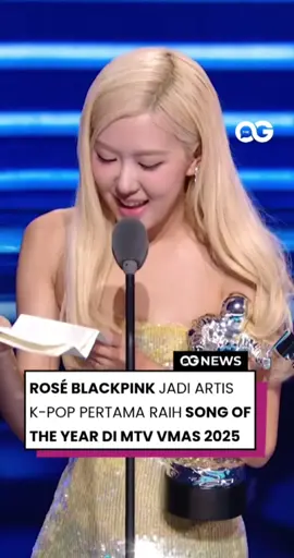 Rosé, anggota BLACKPINK, mencetak sejarah di MTV Video Music Awards (VMAs) 2025 dengan memenangkan kategori Song of the Year lewat lagu kolaborasinya bersama Bruno Mars, “APT.”. Ia menjadi artis K-Pop pertama yang meraih trofi di salah satu kategori utama VMAs. Acara digelar pada 7 September di UBS Arena, New York, dan Rosé tampil memukau dengan gaun emas, mengungkapkan rasa terima kasih dan haru atas penghargaan tersebut. Tahun ini menjadi momen gemilang dalam karier solo Rosé, dengan rekor delapan nominasi dalam VMAs, termasuk Video of the Year dan Best Collaboration, menegaskan statusnya sebagai ikon global. Selain Rosé, seluruh anggota BLACKPINK juga bersinar sebagai solois, dengan Lisa memenangkan kategori Best K-Pop untuk lagu “Born Again”. Kemenangan Rosé tidak hanya pencapaian pribadi, tetapi juga tonggak penting bagi industri musik K-Pop, yang semakin diakui secara global sebagai karya artistik. Prestasi ini membuka jalan bagi generasi berikutnya dan memperkuat posisi BLACKPINK serta musik Korea di panggung internasional. MTV VMAs 2025 akan dikenang sebagai tahun sejarah baru yang diciptakan Rosé. Sumber: CNBCIndonesia, IDNTimes, Kapanlagi.com Sumber Video: Tiktok/ @mtvuk #OGNews #TheOGidn #Rosé #BLACKPINK #MPV2025