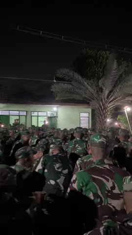 setelah melakukan kegiatan yang padat, tidak lupa kami menyanyikan yel yel di sela sela kegiatan kami, yel yel juga adalah teriakan semangat yang biasanya dibuat untuk menunjukkan kekompakan, solidaritas, dan identitas sebuah kelompok #tniindonesia🇮🇩 #tniad 