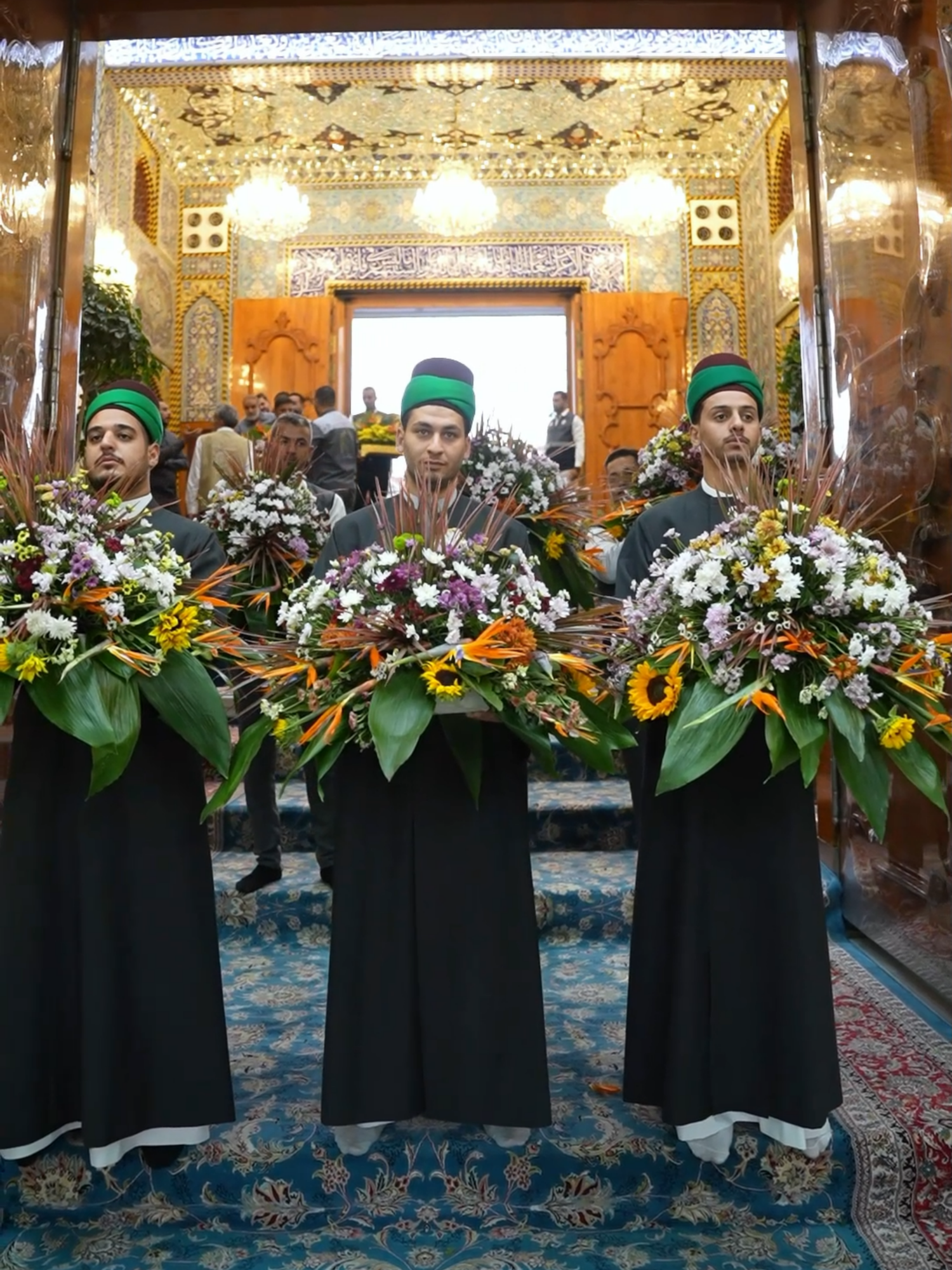 تزيين ضريح الإمام الحسين (عليه السلام) بالورود تيمنًا بحلول ذكرى ولادة الرسول الأعظم محمد (صلى الله عليه وآله) وحفيده الإمام جعفر الصادق (عليه السلام). #مولد_الرسول_الاعظم #رسول_الله_صلى_الله_عليه_واله_وسلم #مولد_الامام_الصادق #الامام_الحسين_عليه_السلام #كربلاء #ريلز #ياحسين #ياعباس #الامام_المهدي #ريلز_explor #اكسبلور #ياصاحب_الزمان_ادركنا #زيارة_الحسين #العتبة_الحسينية_المقدسة #خديجة_الكبرى #خدمة_الحسين_شرفاً_لنا #لبيك_ياحسين #العباس #اكسبلورexplore #زوار_الامام_الحسين #بين_الحرمين