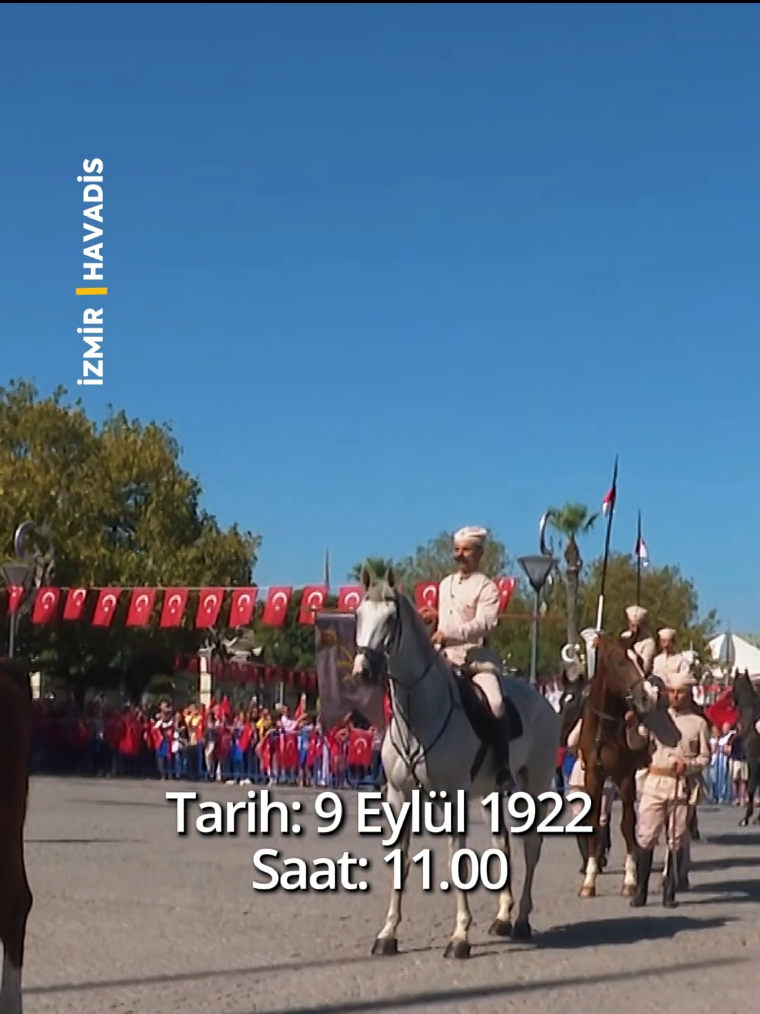 Tarih: 9 Eylül 1922 Saat: 11.00 Yaralı olan Yüzbaşı Şerafettin yıldırım hızıyla Konak'taki Hükümet Konağı'na gelir. Göğsündeki bayrağı çıkarırı ve göndere çeker. İşte bu tarihi anlar 103. yıl sonra tarihine uygun olarak canlandırıldı. Bayrağımız gönderden hiç düşmesin. #izmir #9Eylül #Süvari