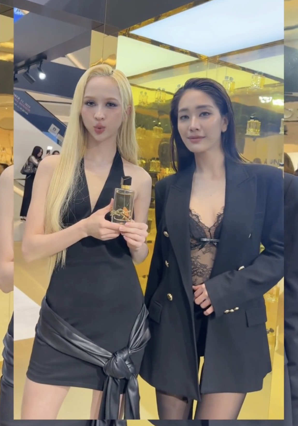 สองสาวจากวง #4EVE มายด์ อาทิตยา (@_.tiya_) และ แฮนน่า โรสเซ็นบรูม (@Hannah Rosenbloom) พาทุกคนเปิดประสบการณ์ความหอมสุดพิเศษไปกับ YSL LIBRE พร้อมแชร์ว่าได้ลองน้ำหอมกลิ่นนี้แล้วคิดถึงใคร?   ร่วมสัมผัสอิสระที่เต็มไปด้วยความมั่นใจในแบบ YSL ผ่านทั้งน้ำหอมและเมคอัพคอลเลกชัน ได้ที่ YSL LIBRE Pop-Up Event ณ แฟชั่น ฮอลล์ ชั้น 1 สยามพารากอน ตั้งแต่วันนี้ - 14 กันยายน 2568 #Mind4EVE #Hannah4EVE #YSLbeautyTHx4EVE #LIBRE  