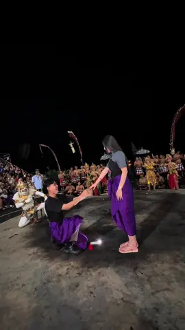 Kasih kejutan di depan banyak orang 😁💞 