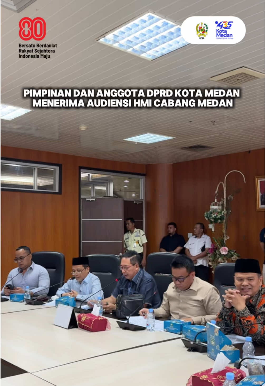 Pimpinan dan Anggota DPRD Kota Medan menerima Kunjungan Silaturahmi Himpunan Mahasiswa Islam (HMI) Cabang Medan, Senin (08/09/2025). Audiensi ini diterima langsung Ketua DPRD Kota Medan, Drs. Wong Chun Sen, M.Pd.B., bersama Wakil Ketua DPRD Kota Medan, H. Rajudin Sagala, S.Pd.I., H. Zulkarnaen, S.K.M., dan Hadi Suhendra, di ruang Rapat Badan Musyawarah DPRD Kota Medan. Dalam audiensinya, HMI Cabang Medan membahas terkait Rancangan Undang-Undang Perampasan Aset, Undang-Undang TNI, evaluasi kinerja DPRD Kota Medan, pengawasan di bidang infrastruktur, lingkungan hidup, kriminalitas, kenaikan bahan pokok, lapangan pekerjaan, hingga pendidikan. DPRD Kota Medan mengapresiasi semua aspirasi yang disampaikan, dan akan terus berbenah menjadi lembaga perwakilan rakyat yang terus menyuarakan aspirasi masyarakat, khususnya masyarakat Kota Medan. Audiensi ini juga dihadiri Anggota DPRD Kota Medan antara lain, Robi Barus, S.E., M.A.P., Dr. Dra. Lily, M.B.A., M.H., H. Kasman Bin Marasakti Lubis, Lc., Sri Rezeki, A.Md., M.A., El Barino Shah, S.H., M.H., Modesta Marpaung, S.K.M., S.Keb., dr. Dimas Sofani Lubis, Rommy Van Boy, Afif Abdillah, S.E., dr. Faisal Arbie, M.Biomed., Renville Pandapotan Napitupulu, S.T., dan Janses Simbolon. #DprdMedan #MedanUntukSemua (SMART-WAN) ==========================================  Go Follow :   X :  @dprdmedan1 FB : Sekretariat DPRD Medan  TT : humasdprdkotamedan YT : Sekretariat DPRD Medan Web : dprd.medan.go.id