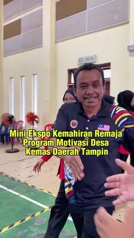 07.09.2025 | Mini Ekspo Kemahiran Remaja @TVET & Program Motivasi Desa KEMAS Daerah Tampin Hari ini saya berkesempatan hadir ke Mini Ekspo Kemahiran Remaja @TVET & Program Motivasi Desa anjuran KEMAS Daerah Tampin. Selain pameran TVET, pertandingan kreatif dan jualan usahawan kemahiran, saya ambil peluang untuk mengadakan sesi dialog terbuka bersama pelajar yang hadir. Mereka bebas bertanya pelbagai soalan secara terus, daripada isu pendidikan, peluang kerjaya, sehinggalah aspirasi mereka untuk masa depan. Saya mahu mereka berani bersuara, bertanya soalan, berkongsi pandangan dan idea secara terus, kerana keberanian itu adalah langkah pertama untuk berjaya.  Saya percaya generasi muda kita perlu diberi ruang sebegini supaya keyakinan mereka semakin terserlah.  Sebelum itu, para pelajar juga dapat mengikuti live dialog secara dalam talian bersama YAB TPM, Dato’ Seri Dr Ahmad Zahid Hamidi, menjadikan program ini lebih bermakna dan memberi inspirasi. Tahniah kepada KEMAS Daerah Tampin atas usaha menjayakan program yang bukan sahaja menyeronokkan, malah membuka ruang ilmu, kemahiran dan peluang kepada generasi muda kita. @mohdisam18 #tvet #CapCut @KEMAS Negeri Sembilan #kemas#