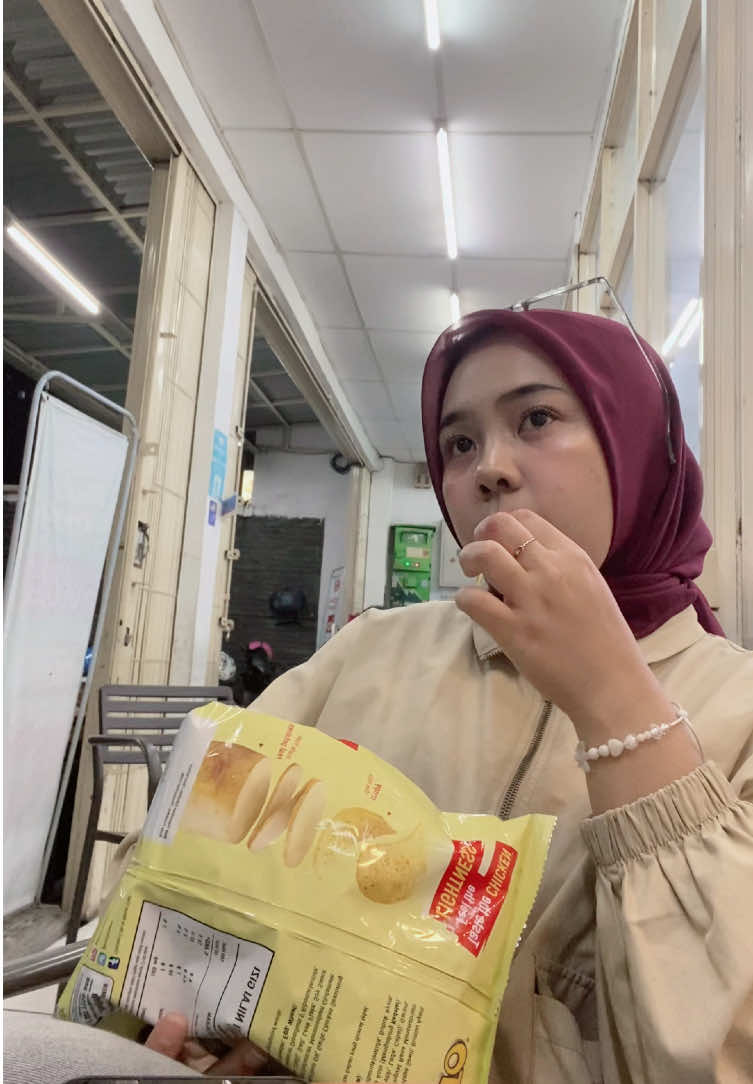 perempuan tidak bercerita, tapi ngelamun sambil duduk dikursi alfa. #alfamart 