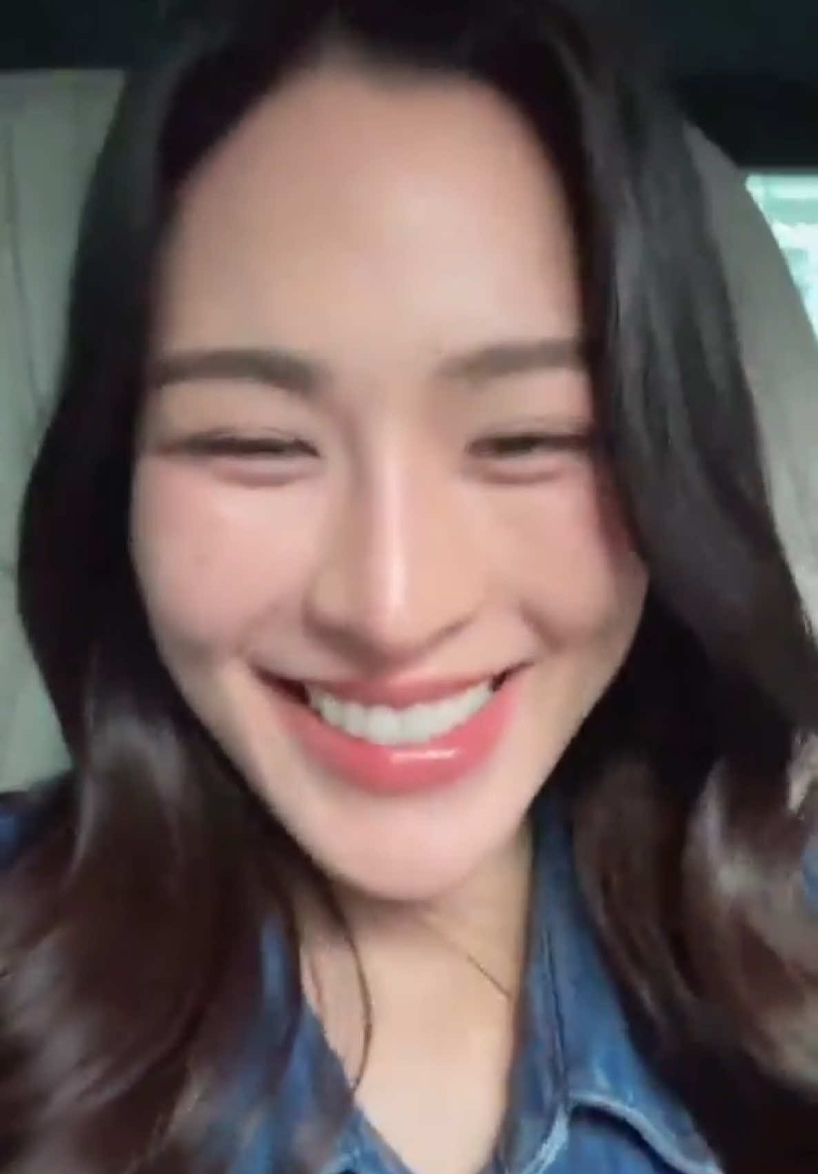 พล : โอเคร เดือน11 (3 วัน2คืน) เดี๋ยวหลิงใกล้ถึงละ เดี๋ยวเจอกันน้า เดี๋ยวมาไลฟ์อีกที โอเครเจอกัน บ๊ายบาย เดี๋ยวหลิงจะต้องล็อคคิวน้องออมด้วย เพราะคิวน้องออมอยู่กับแม่ก้อย ตอนนี้ในหัวตะหริงมีแต่ เดือน 11 ไปเที่ยวทะเลกับน้องออม 3 วัน 2 คืน😝🥰  #linglingkwong #หลิงหลิงคอง #LingOrm #หลิงออม #Ormkornnaphat 