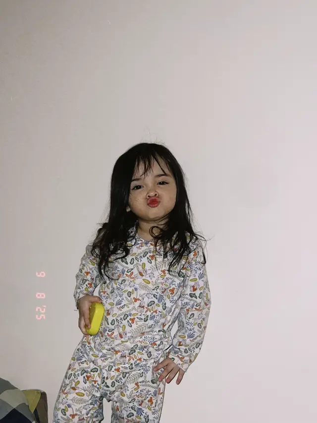 Pose sebelum bobo!!! Btw itu bener” dia yg minta difotoin wkwk